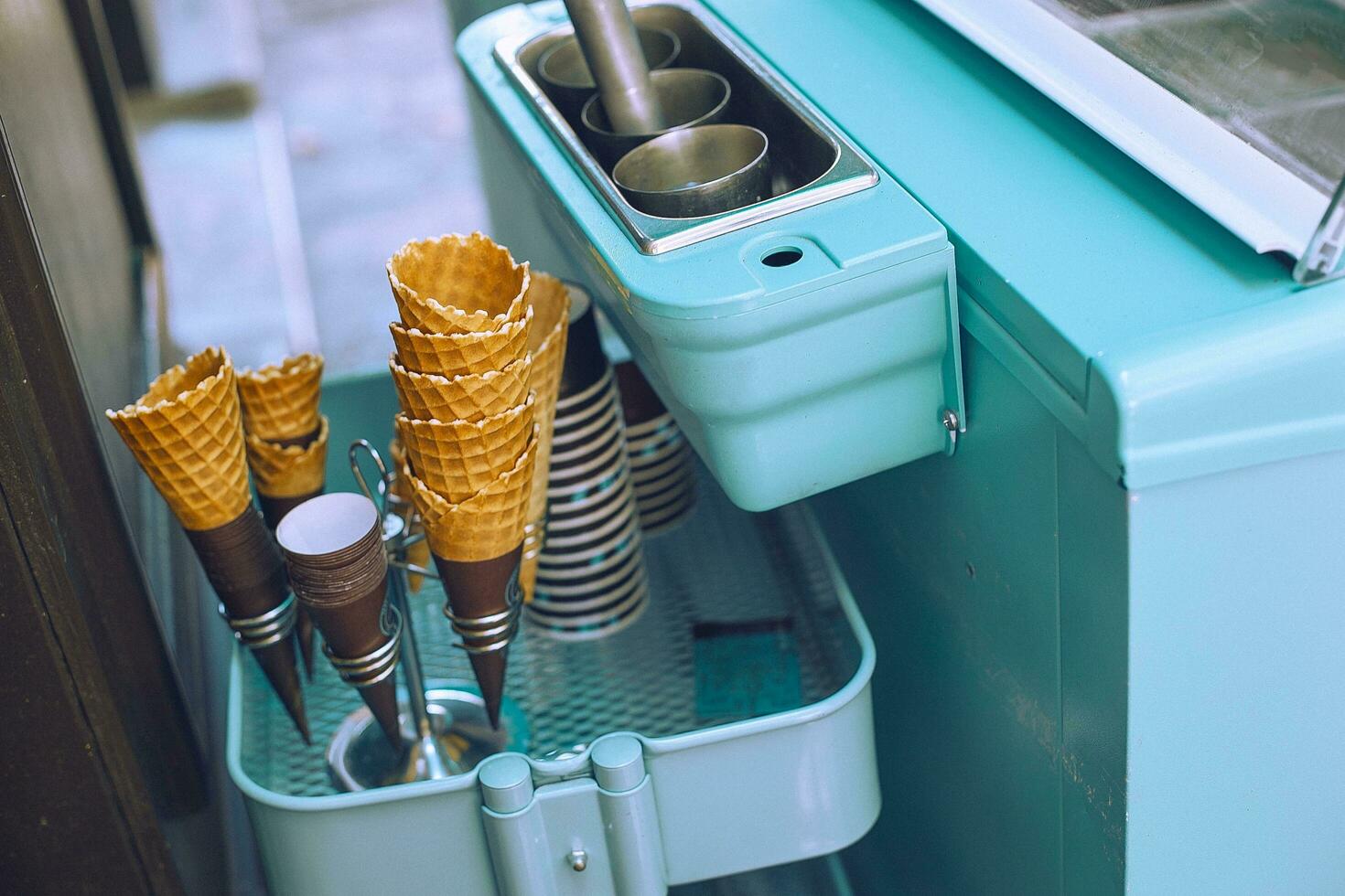 hielo crema máquina en un calle comida mercado, tiflis, Georgia foto