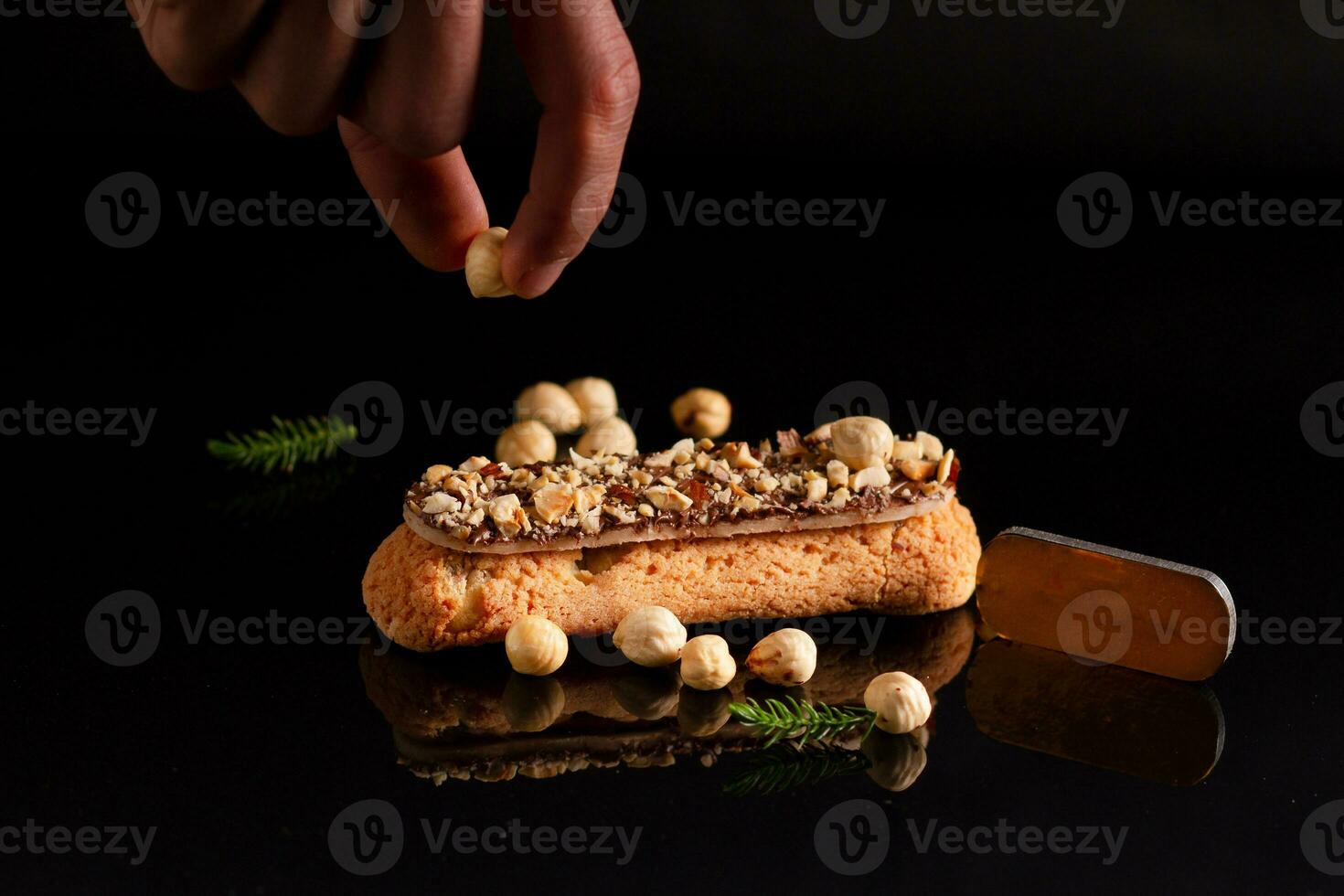 eclair dulces con nueces foto