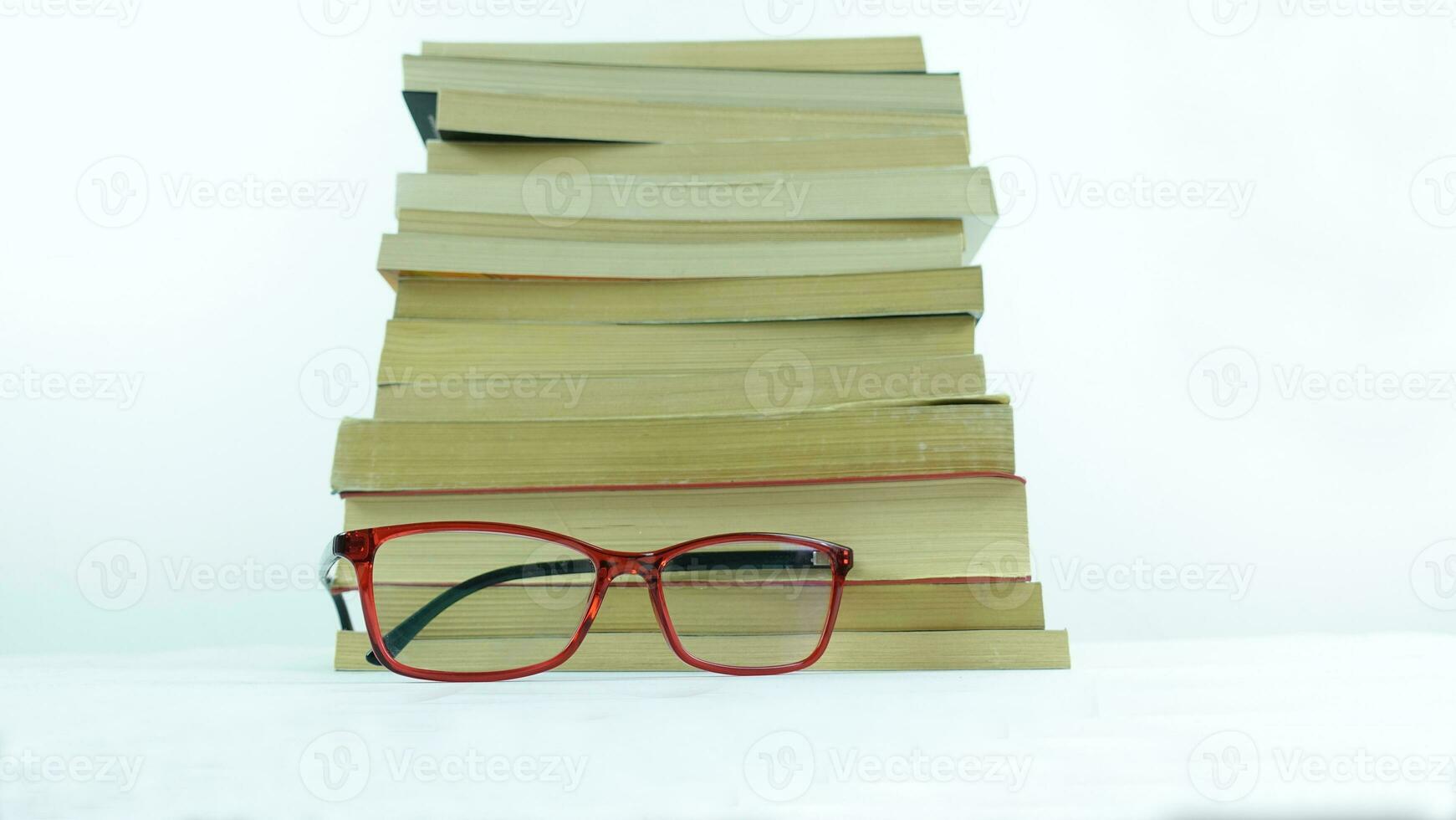 apilar de libros y leyendo lentes en blanco antecedentes. educación concepto. foto