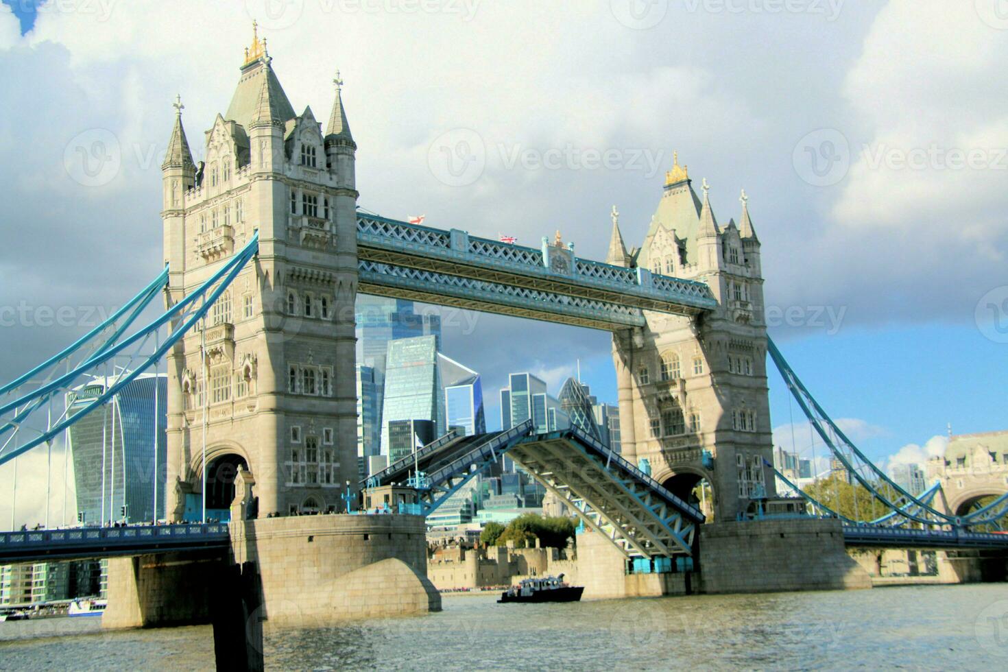 A view of Tower Bridge opening and closing its drawbridge photo