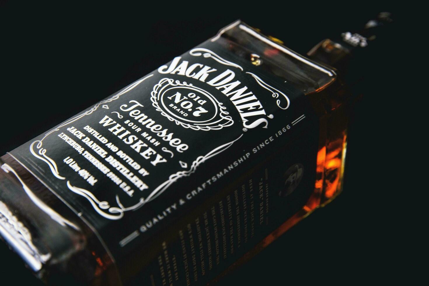 un botella de johnny caminante whisky en un negro antecedentes foto
