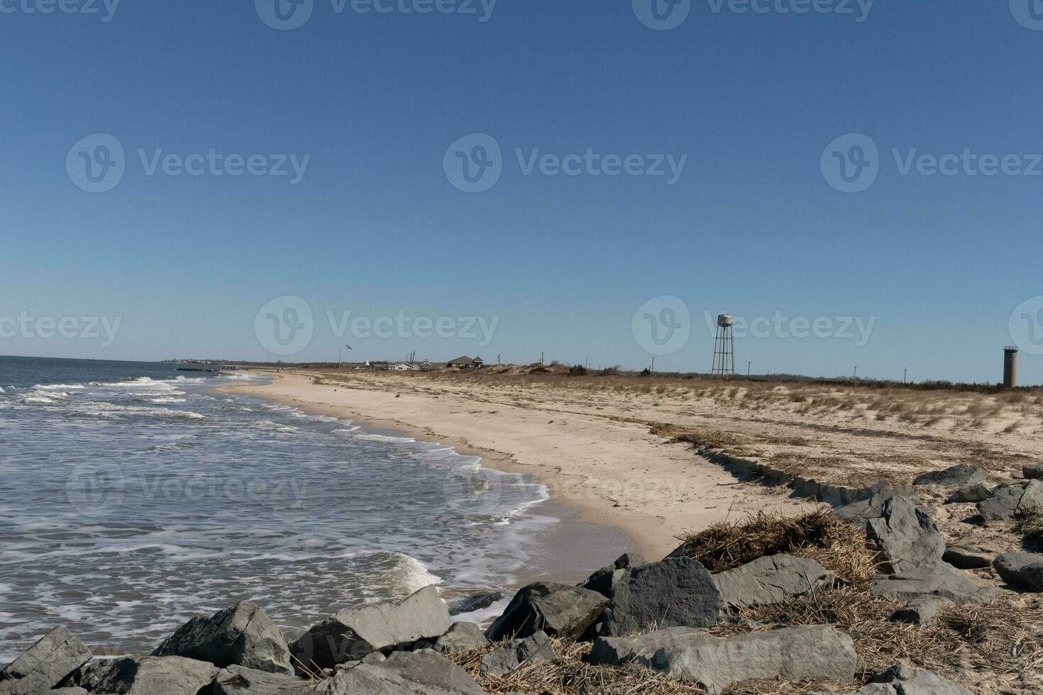 áspero navegar de el Oceano masa el playa a capa mayo nuevo jersey con casas en el atrás. foto