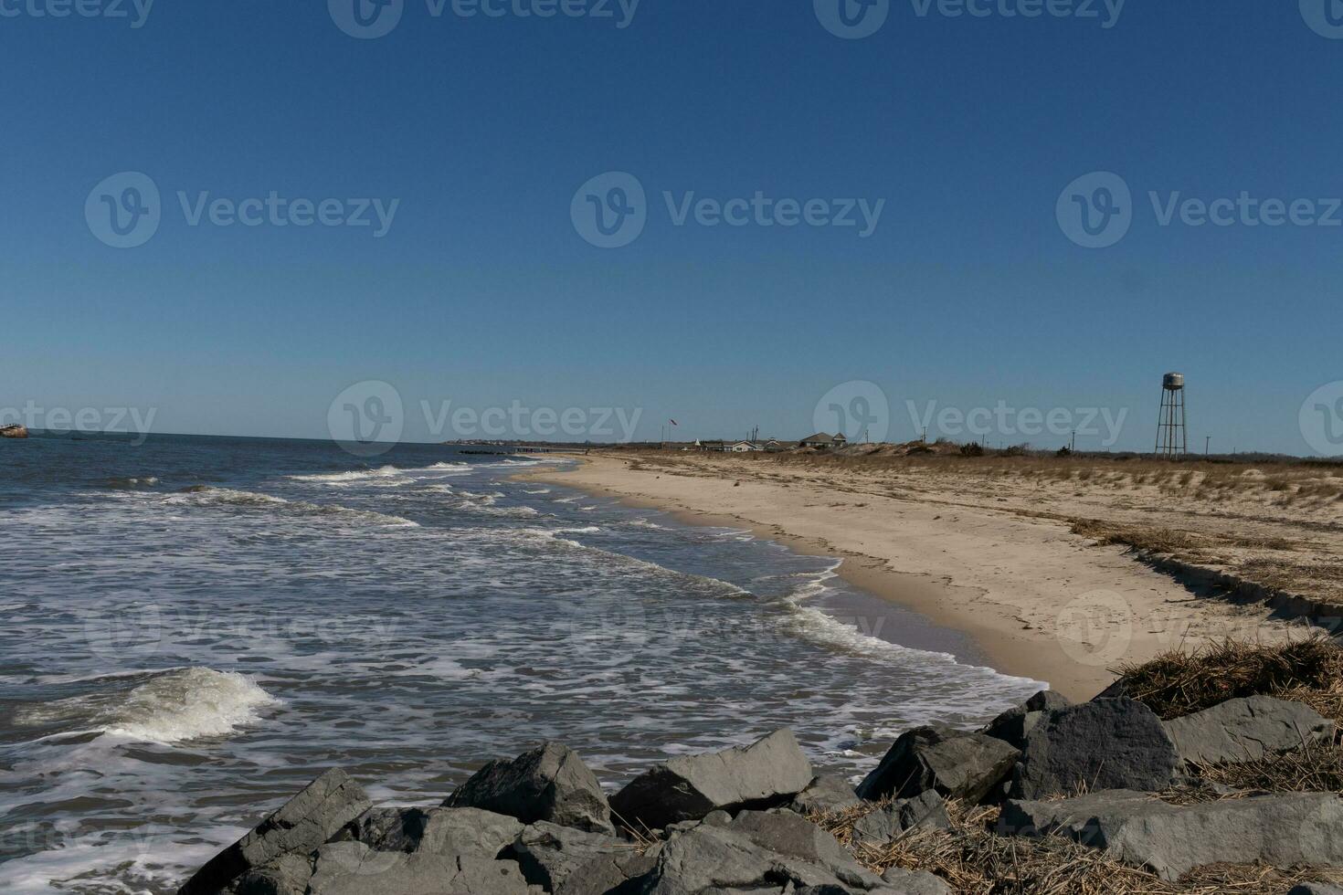 áspero navegar de el Oceano masa el playa a capa mayo nuevo jersey con casas en el atrás. foto