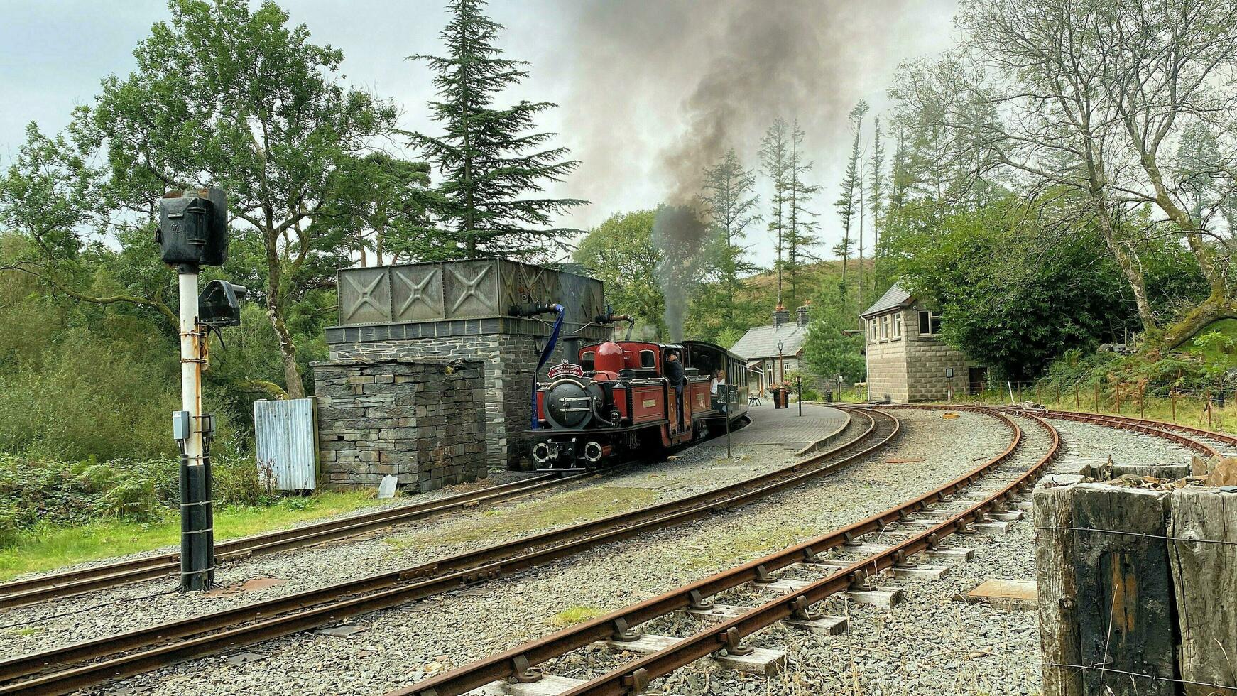 norte Gales en el Reino Unido en septiembre 2023. un ver de un vapor tren a tan-y-bwlch estación en norte Gales foto