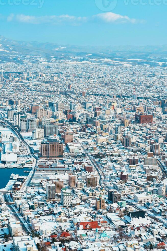 hermosa paisaje y paisaje urbano desde hakodate montaña con nieve en invierno estación. punto de referencia y popular para atracciones en Hokkaidō, japon.viajes y vacaciones concepto foto