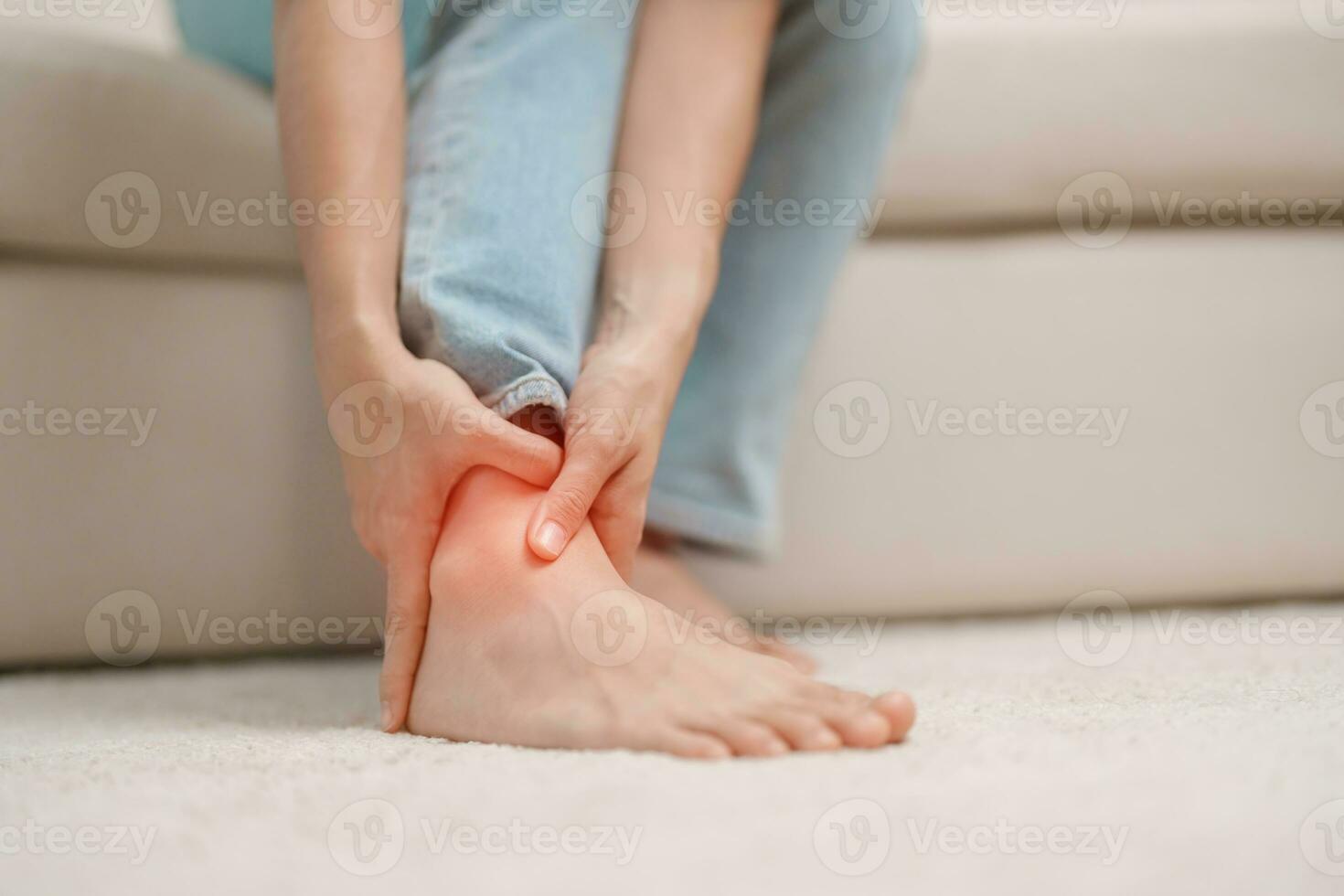 mujer teniendo pierna dolor debido a tobillo esguinces o Aquiles tendinitis y espinilla férulas dolor. lesiones, salud y médico concepto foto