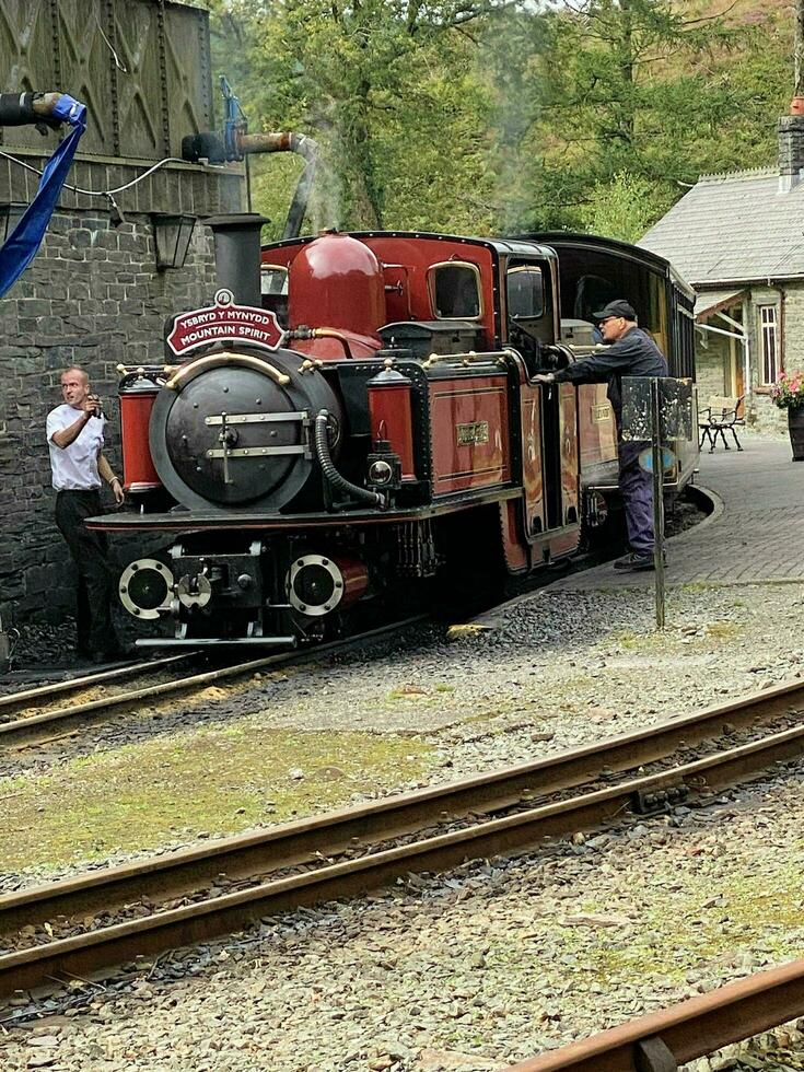 norte Gales en el Reino Unido en septiembre 2023. un ver de un vapor tren a tan-y-bwlch estación en norte Gales foto