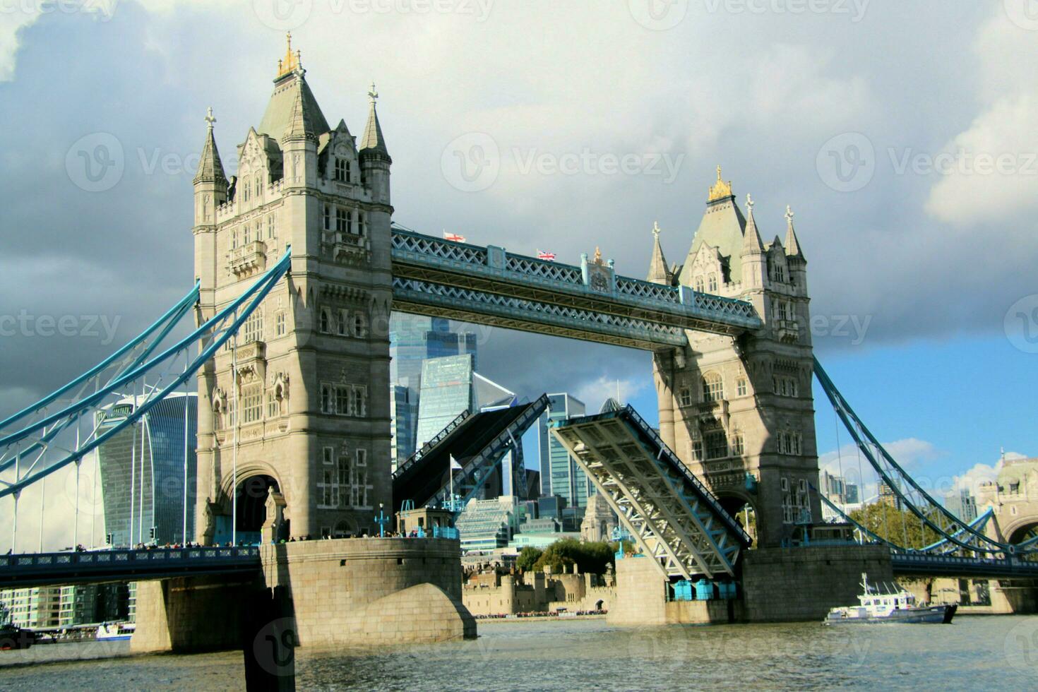 A view of Tower Bridge opening and closing its drawbridge photo
