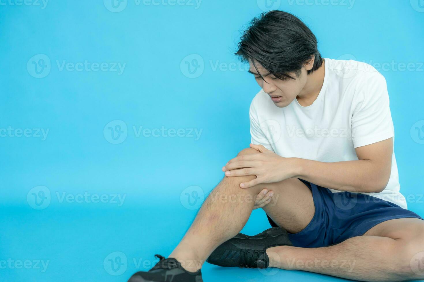 Asia masculino atleta o Mancha masculino teniendo rodilla lesión debido a ligamento inflamación, hombre rodilla dolor debido a ejercicio, masaje, músculo relajación, reumatoide artritis, paso disturbio, reumatoide artritis foto