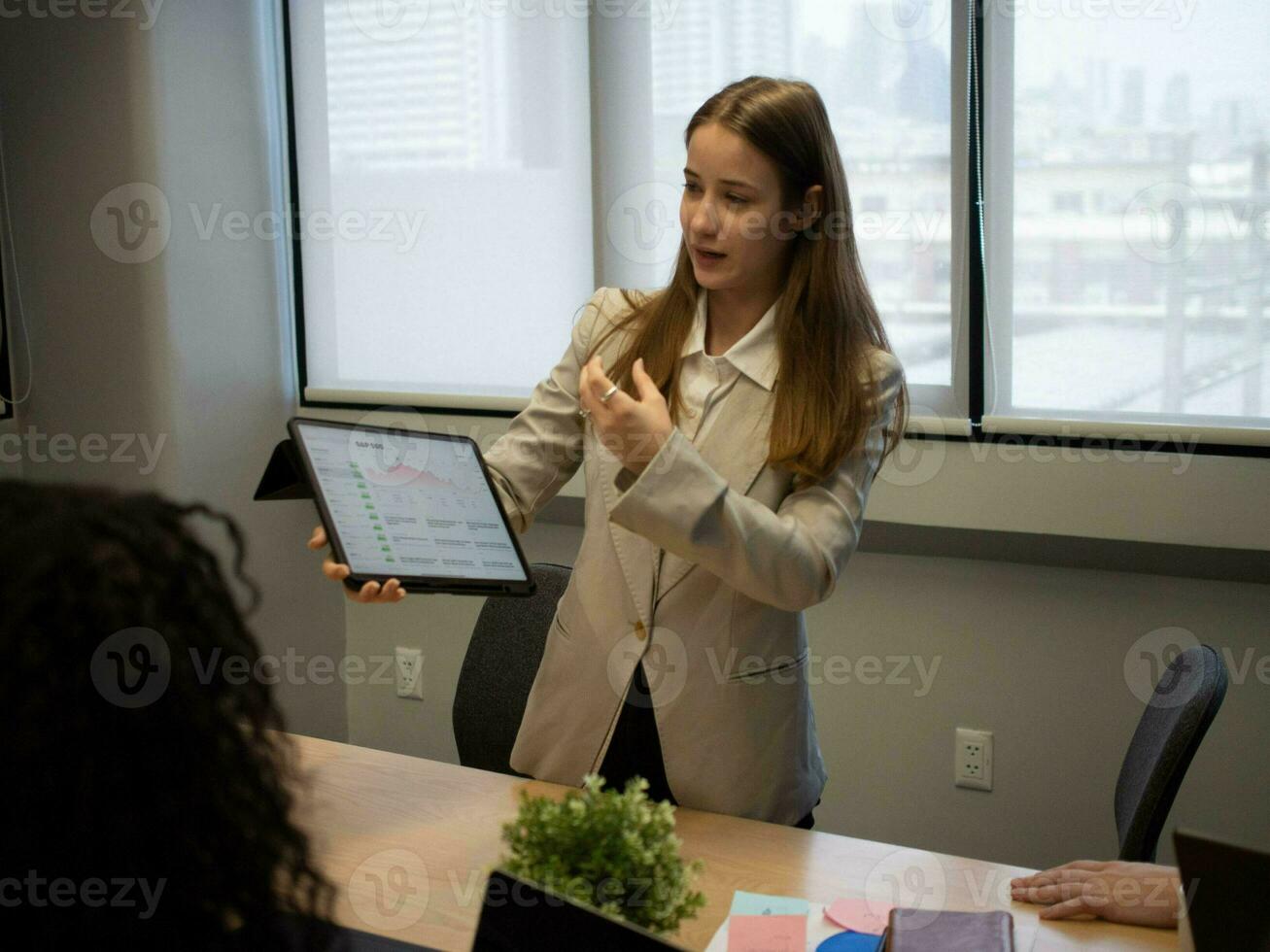 hembra mujer mujer de negocios niña estudiante pupila gerente supervisor empresa comienzo arriba tableta teléfono inteligente móvil tecnología digital red presentación reunión cliente negocio acuerdo retrato belleza foto