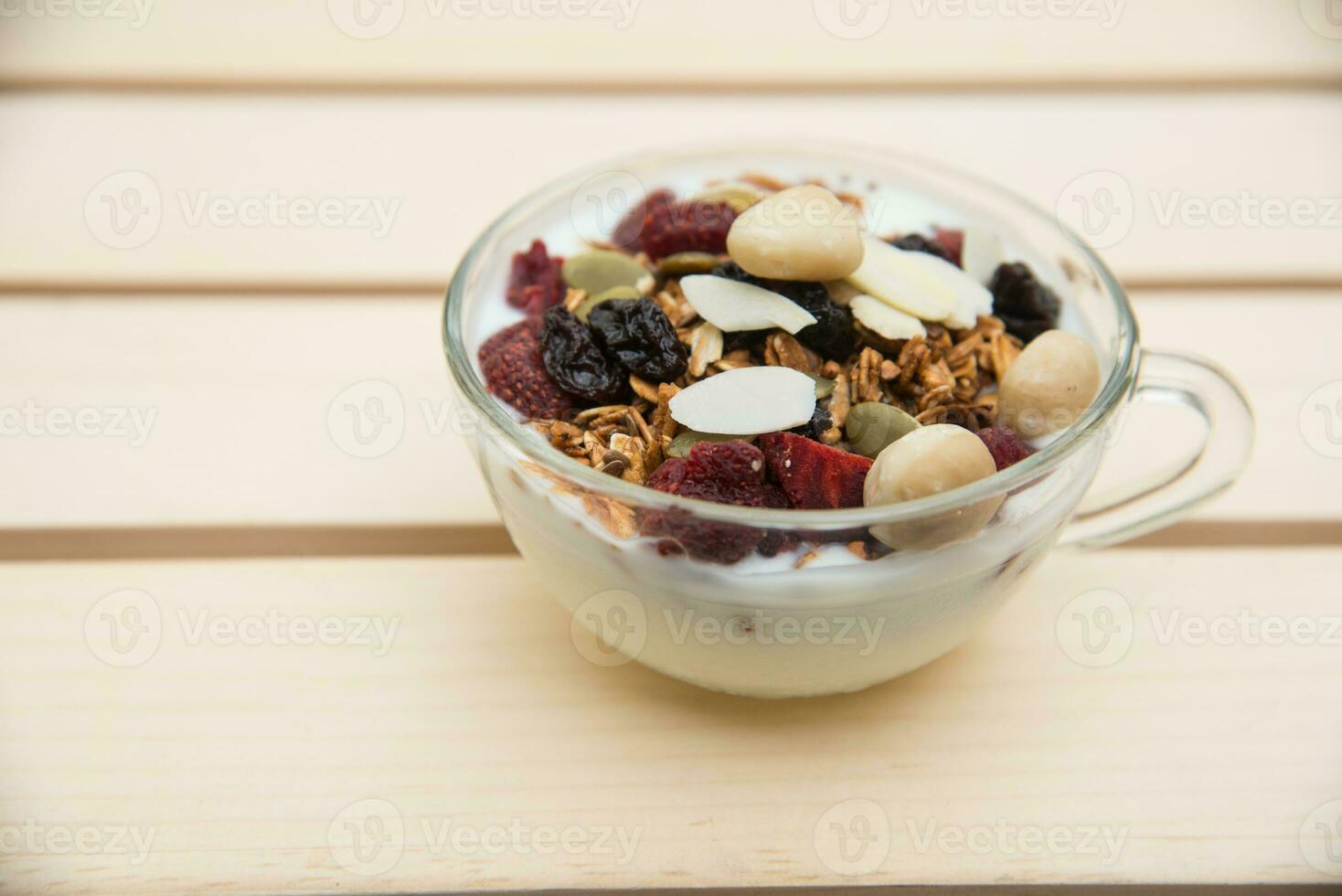 cerrado arriba y difuminar desayuno sano alimento, Granola, musulmán, orgánico avena, súper comida con Miel, seco frutas y nueces en cuenco foto