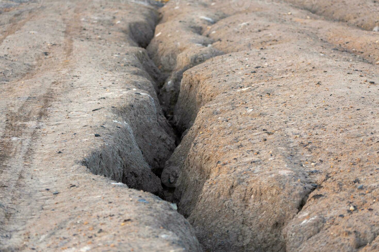 pequeño erosivo barranco en débiles arenoso suelo foto