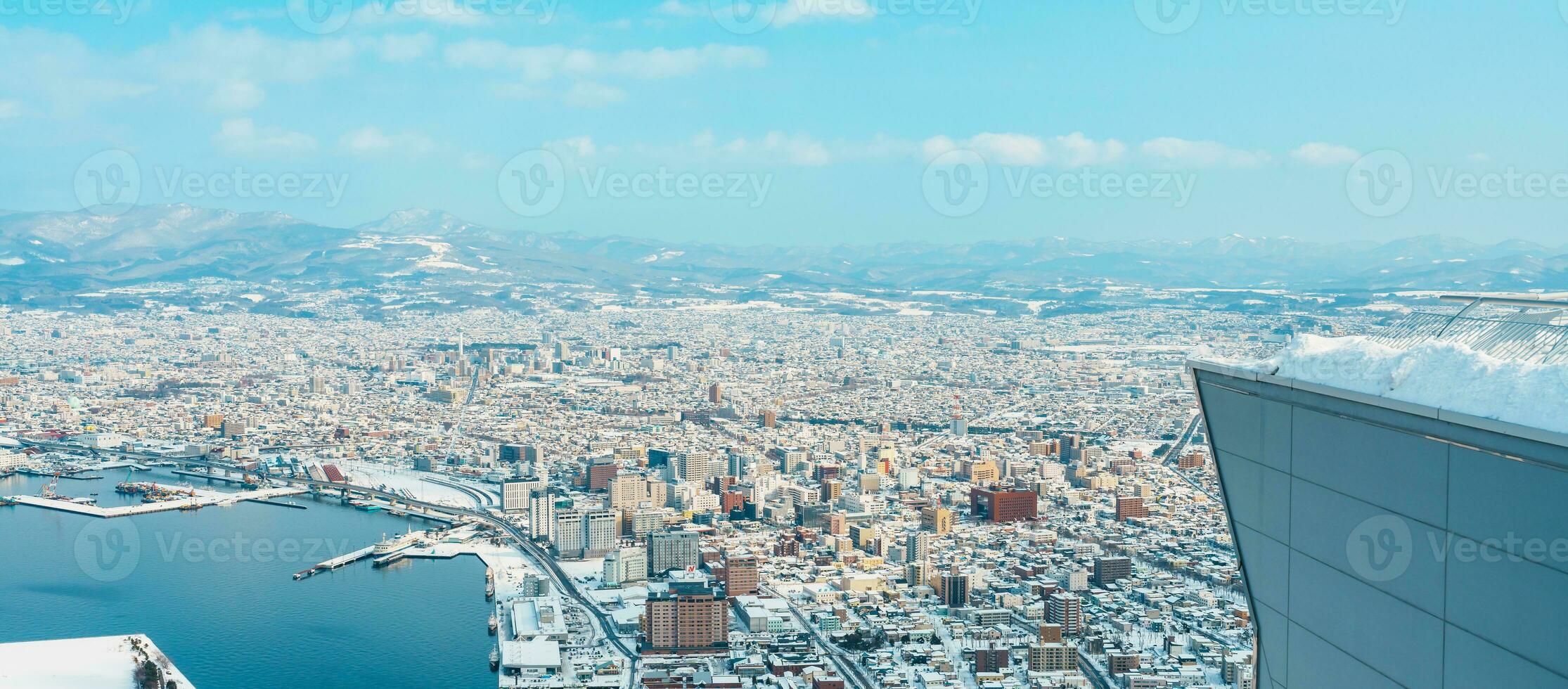 hermosa paisaje y paisaje urbano desde hakodate montaña con nieve en invierno estación. punto de referencia y popular para atracciones en Hokkaidō, japon.viajes y vacaciones concepto foto