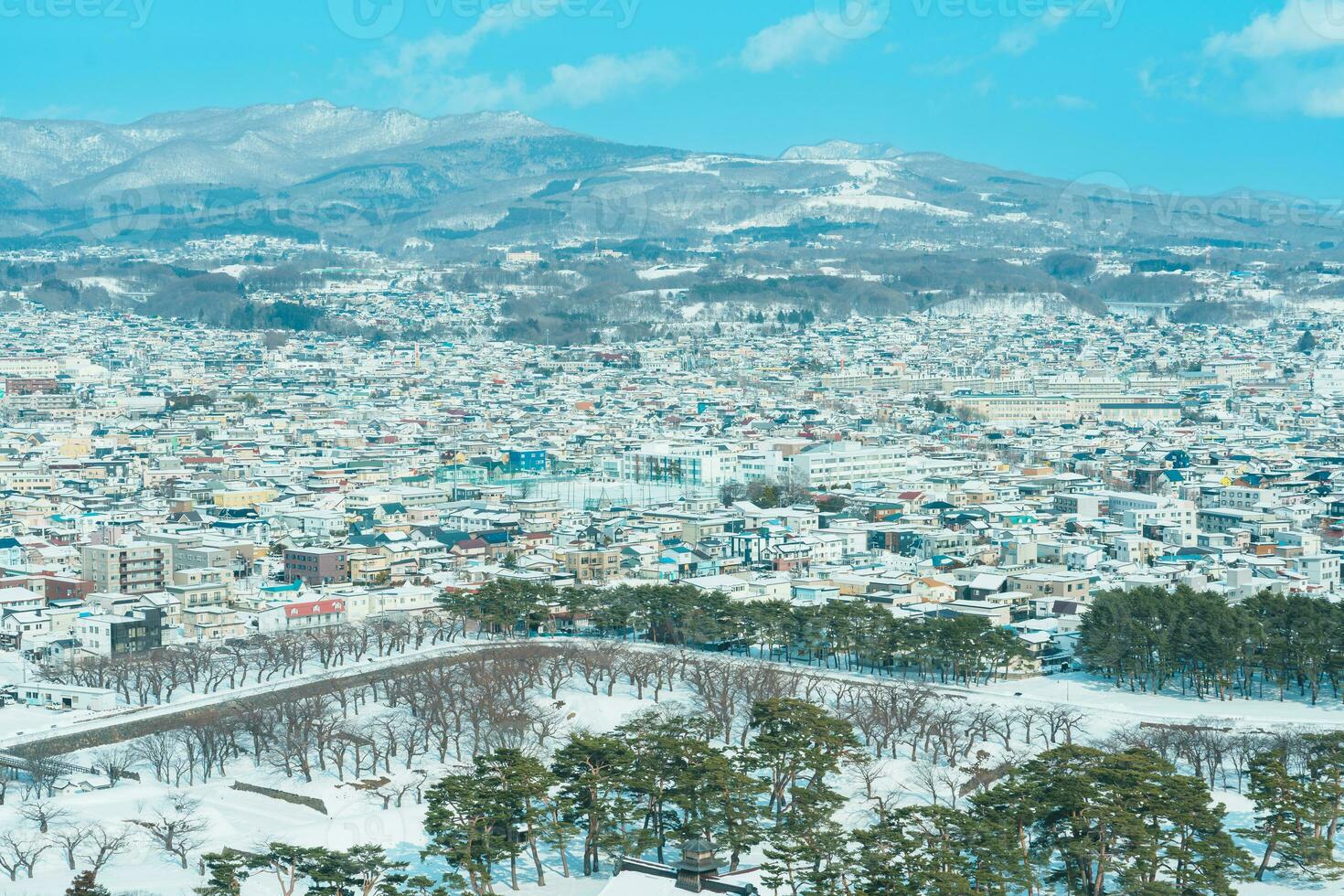 hermosa paisaje y paisaje urbano desde goryokaku torre con nieve en invierno estación. punto de referencia y popular para atracciones en Hokkaidō, japon.viajes y vacaciones concepto foto