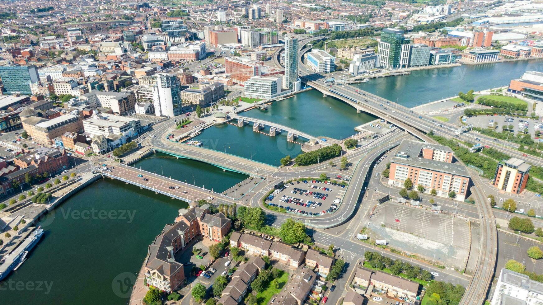 aéreo ver en río y edificios en ciudad centrar de Belfast del Norte Irlanda. zumbido foto, alto ángulo ver de pueblo foto