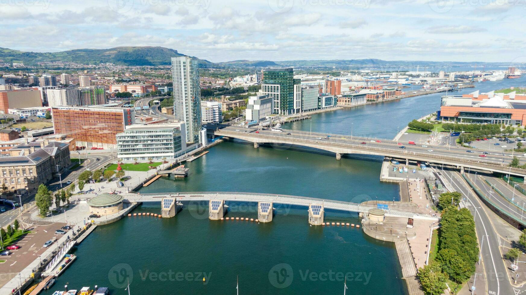 aéreo ver en río y edificios en ciudad centrar de Belfast del Norte Irlanda. zumbido foto, alto ángulo ver de pueblo foto