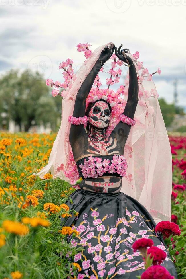 glorioso elegancia en el corazón de cholula cempasúchil campos un fascinante día de el muerto Sesión de fotos, presentando un maravilloso mujer transformado dentro un catrina, pago a el tradicion de morir Delaware muertos foto