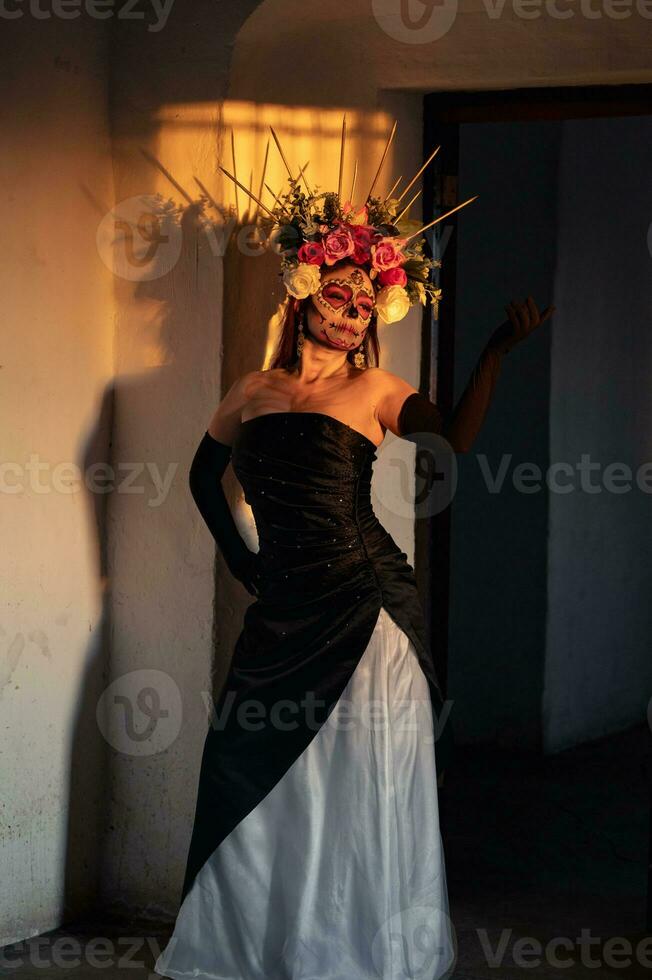 retrato de un niña con azúcar cráneo maquillaje terminado negro antecedentes. Calavera catrina dia Delaware los muertos. día de el muerto. Víspera de Todos los Santos. foto