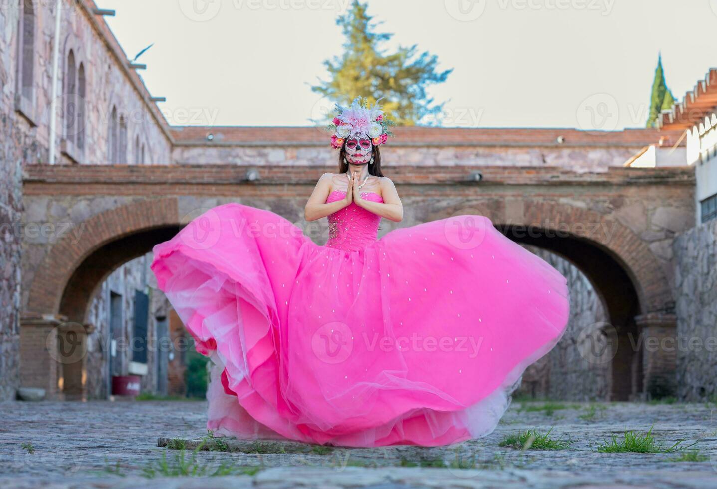 retrato de un niña con azúcar cráneo maquillaje terminado negro antecedentes. Calavera catrina dia Delaware los muertos. día de el muerto. Víspera de Todos los Santos. foto