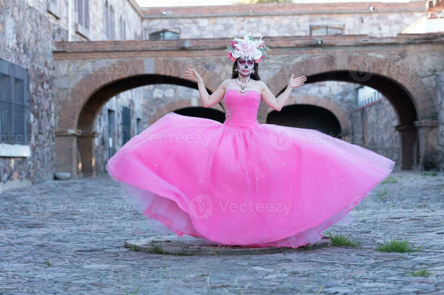 retrato de un niña con azúcar cráneo maquillaje terminado negro antecedentes. Calavera catrina dia Delaware los muertos. día de el muerto. Víspera de Todos los Santos. foto