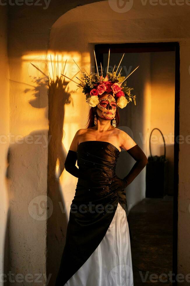 retrato de un niña con azúcar cráneo maquillaje terminado negro antecedentes. Calavera catrina dia Delaware los muertos. día de el muerto. Víspera de Todos los Santos. foto