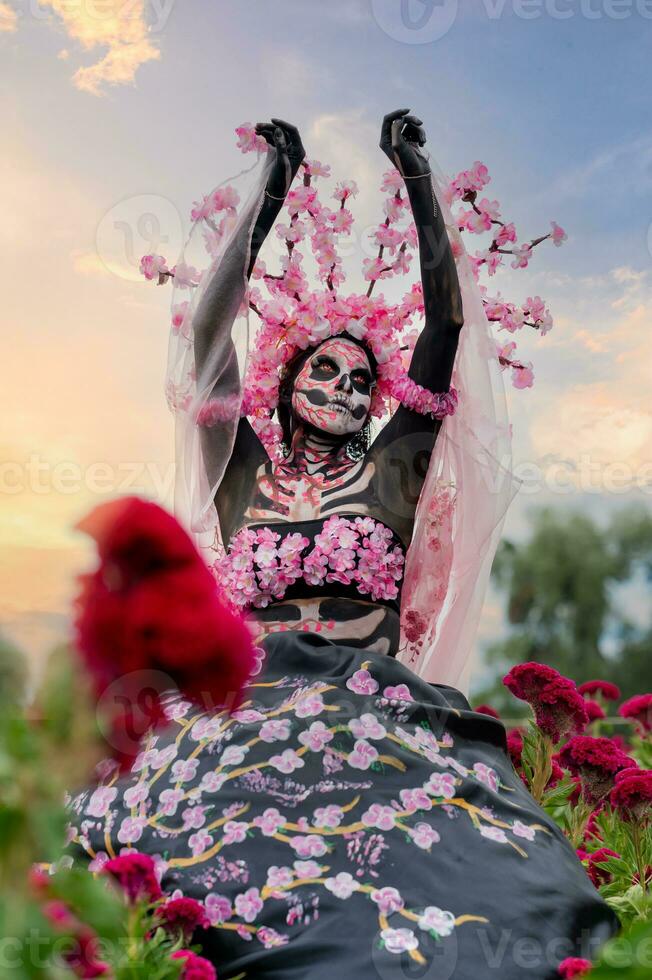 glorioso elegancia en el corazón de cholula cempasúchil campos un fascinante día de el muerto Sesión de fotos, presentando un maravilloso mujer transformado dentro un catrina, pago a el tradicion de morir Delaware muertos foto