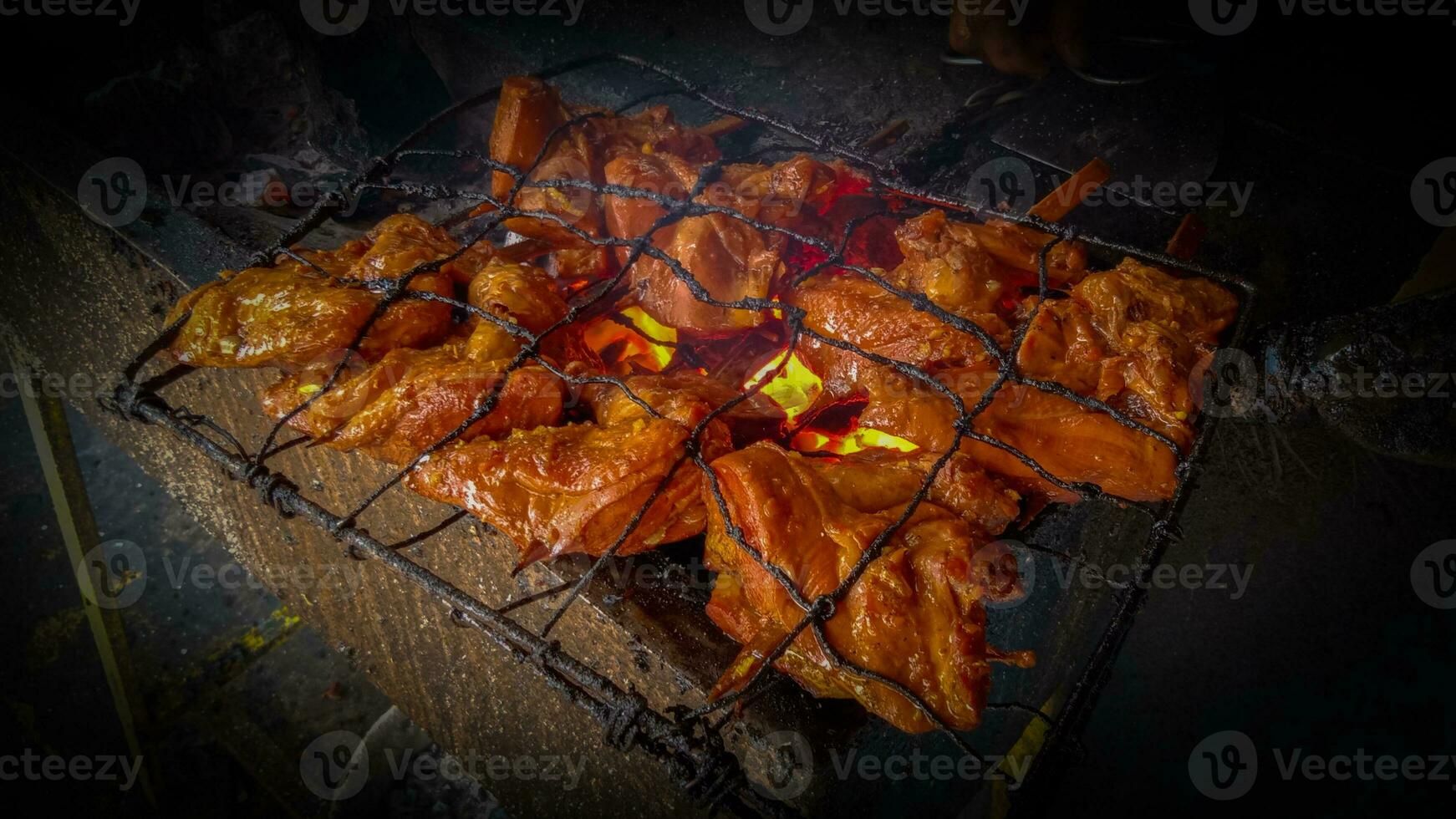 A la parrilla pollo o ayam Panggang A la parrilla terminado caliente fuego carbón. Indonesia comida foto