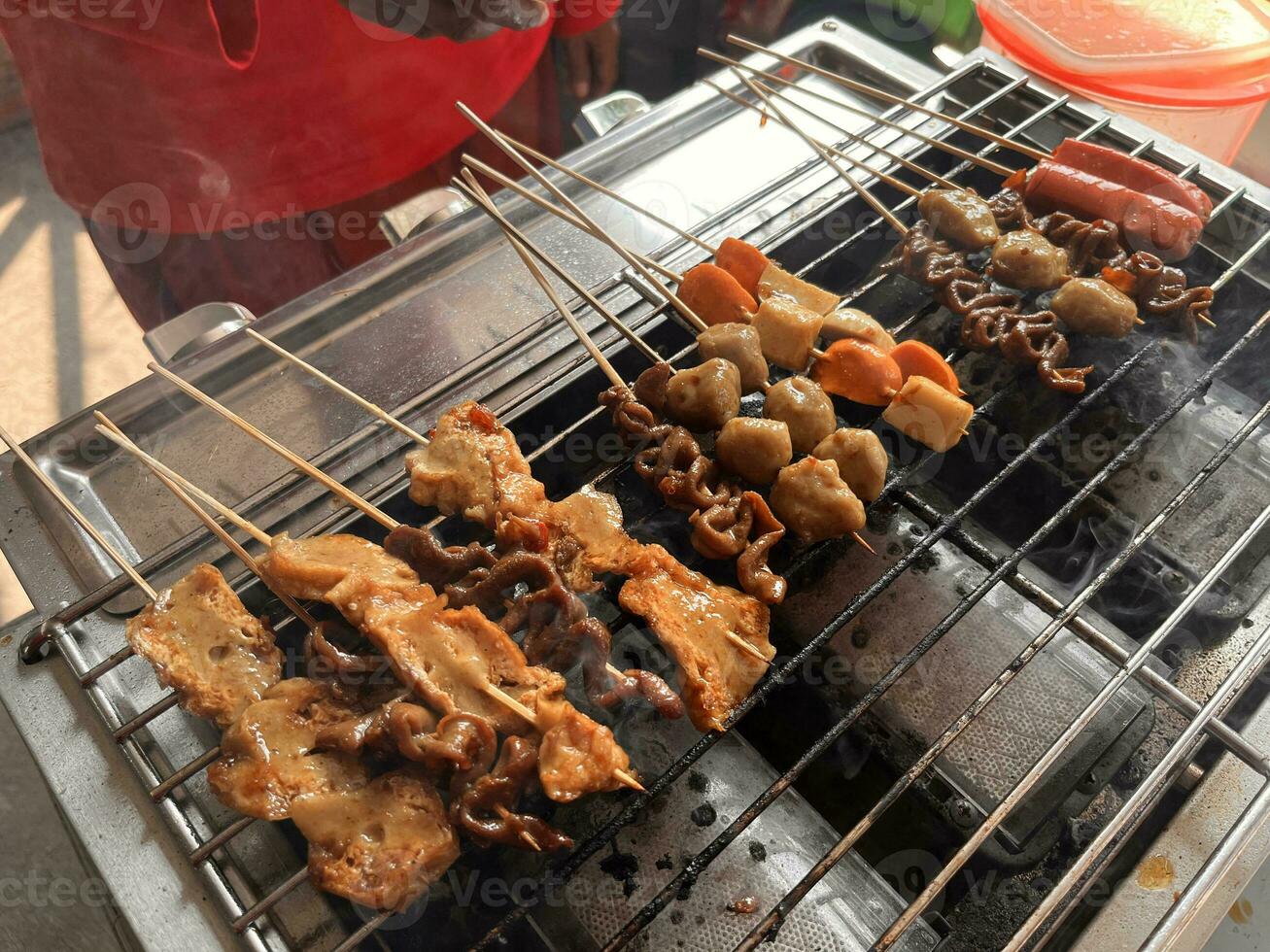 varios tipos de satay, brocheta, embutido, piel, yakitori, pollo en caliente carbones bakaran foto