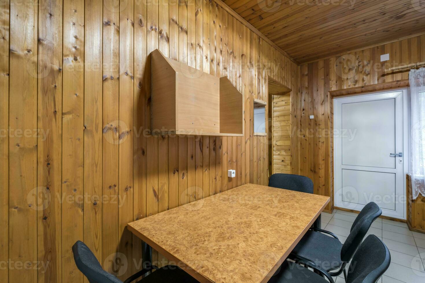 mesa con sillas en Entrada salón en de madera país eco casa foto