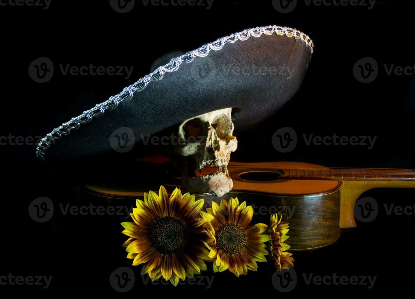 humano cráneo, mexicano sombrero, guitarra y girasoles foto