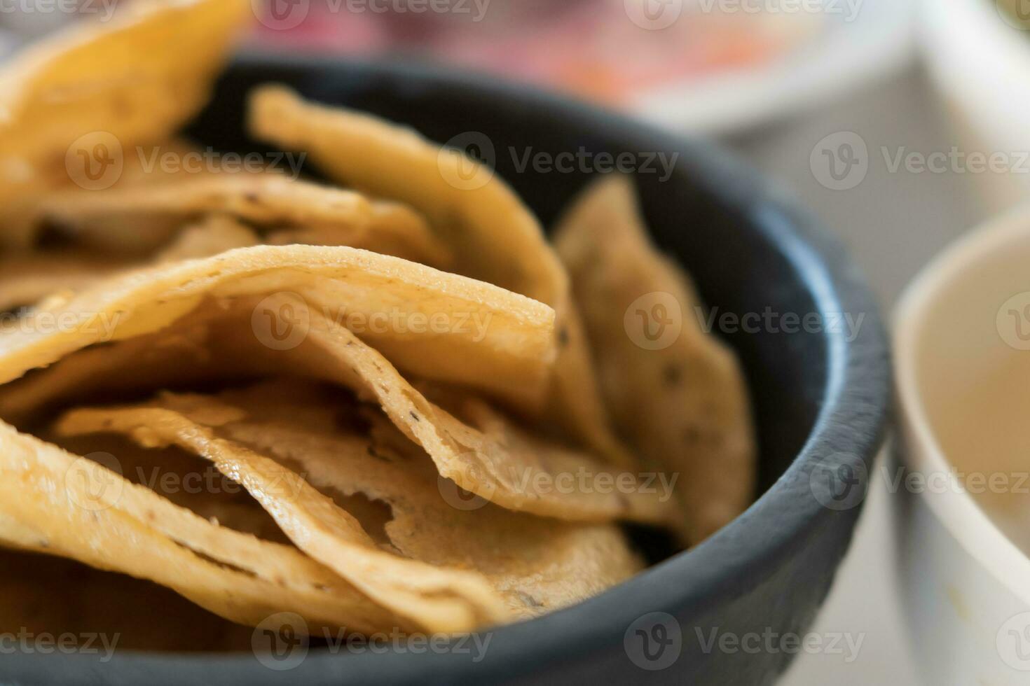 mexicano tortilla papas fritas en molcajete foto