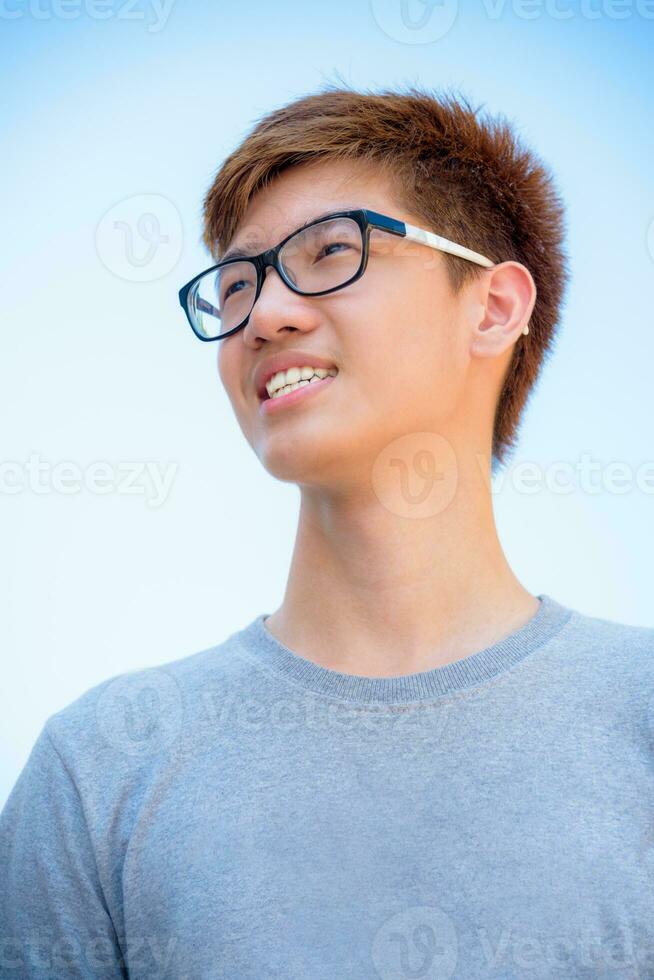 asiático Adolescente chico vistiendo lentes foto