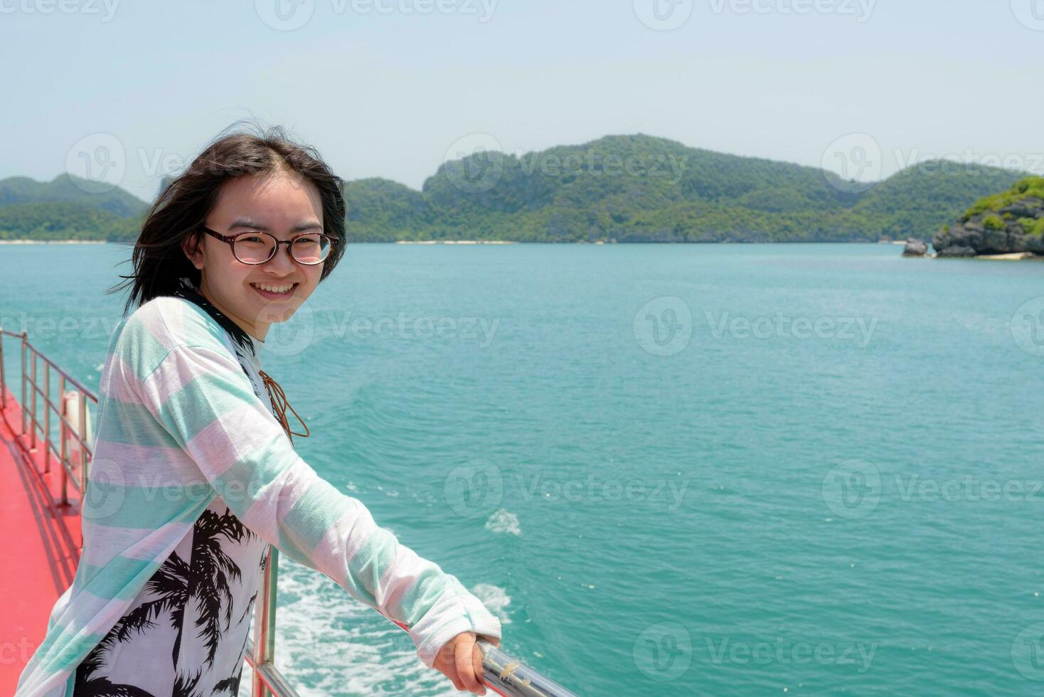 Adolescente niña son de viaje por barco foto