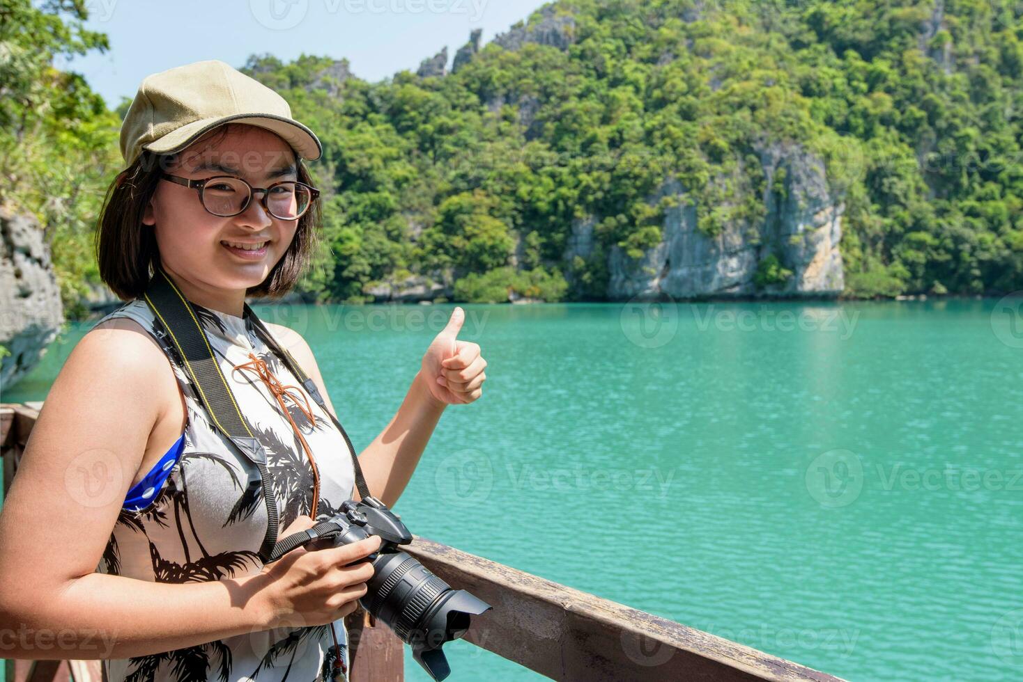 mujer turista tomando fotos thale nai