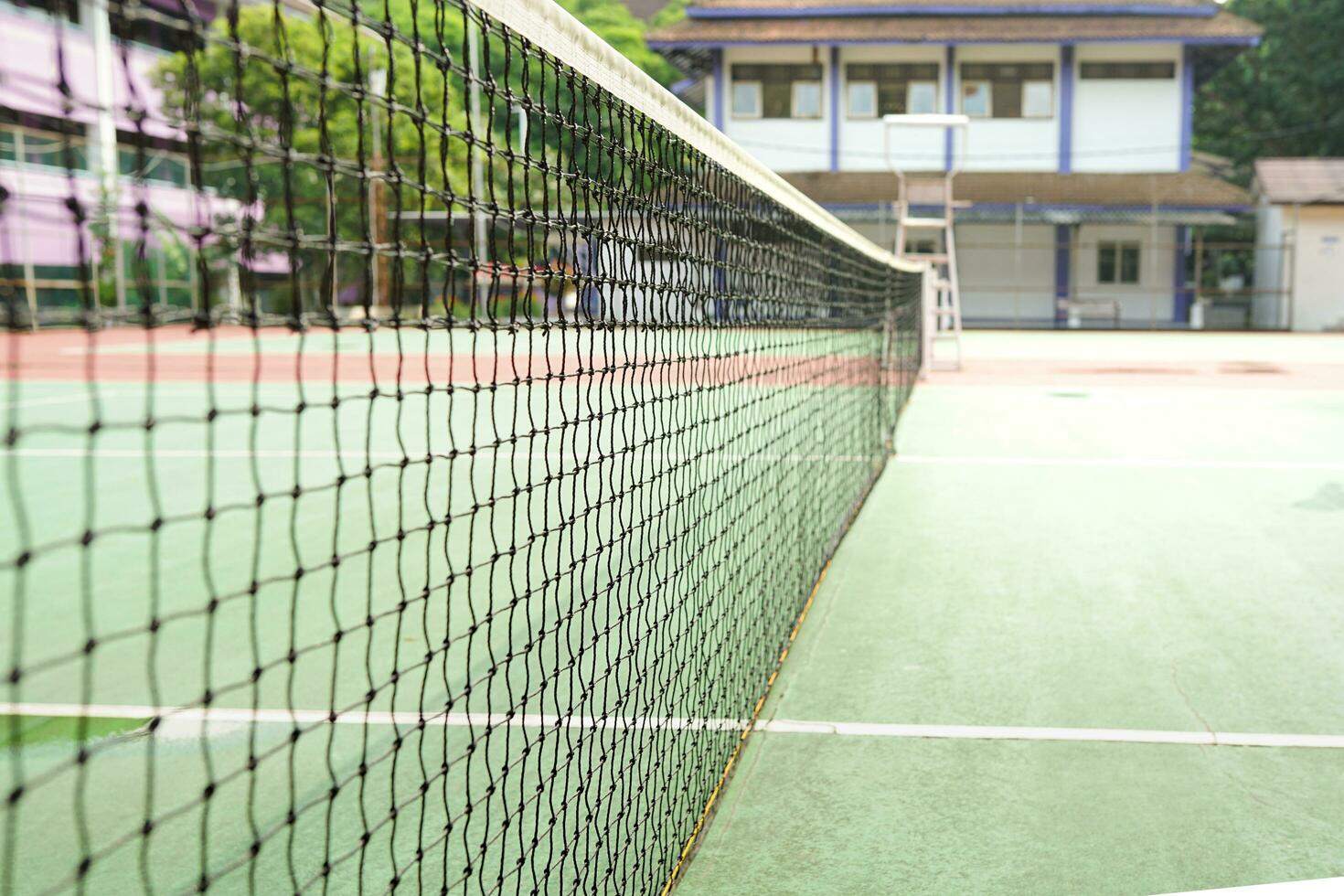 tramo de tenis red en el Corte en el tarde foto