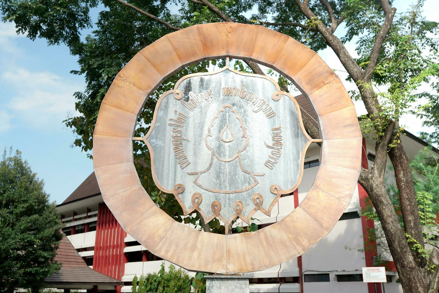 solo, Indonesia - 15 de Junio 2022. sebelas mercado Universidad emblema, bronce emblema de educativo instituciones en solo. texto marzo once foto