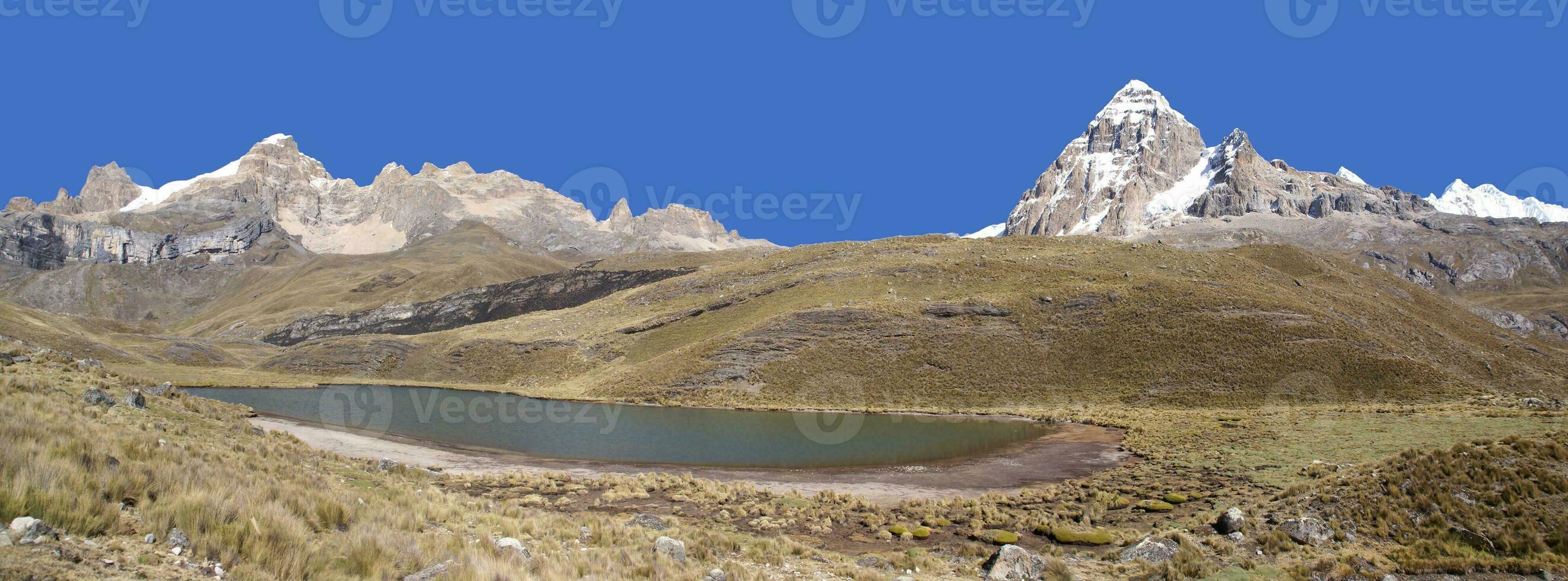 panorama Cordillera huayhuash - Nevada juraú y trapecio foto