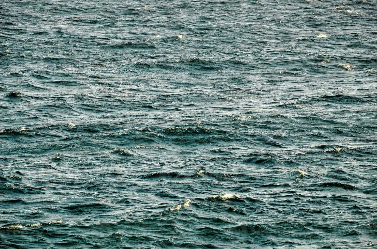 el Oceano es muy áspero y tiene olas foto