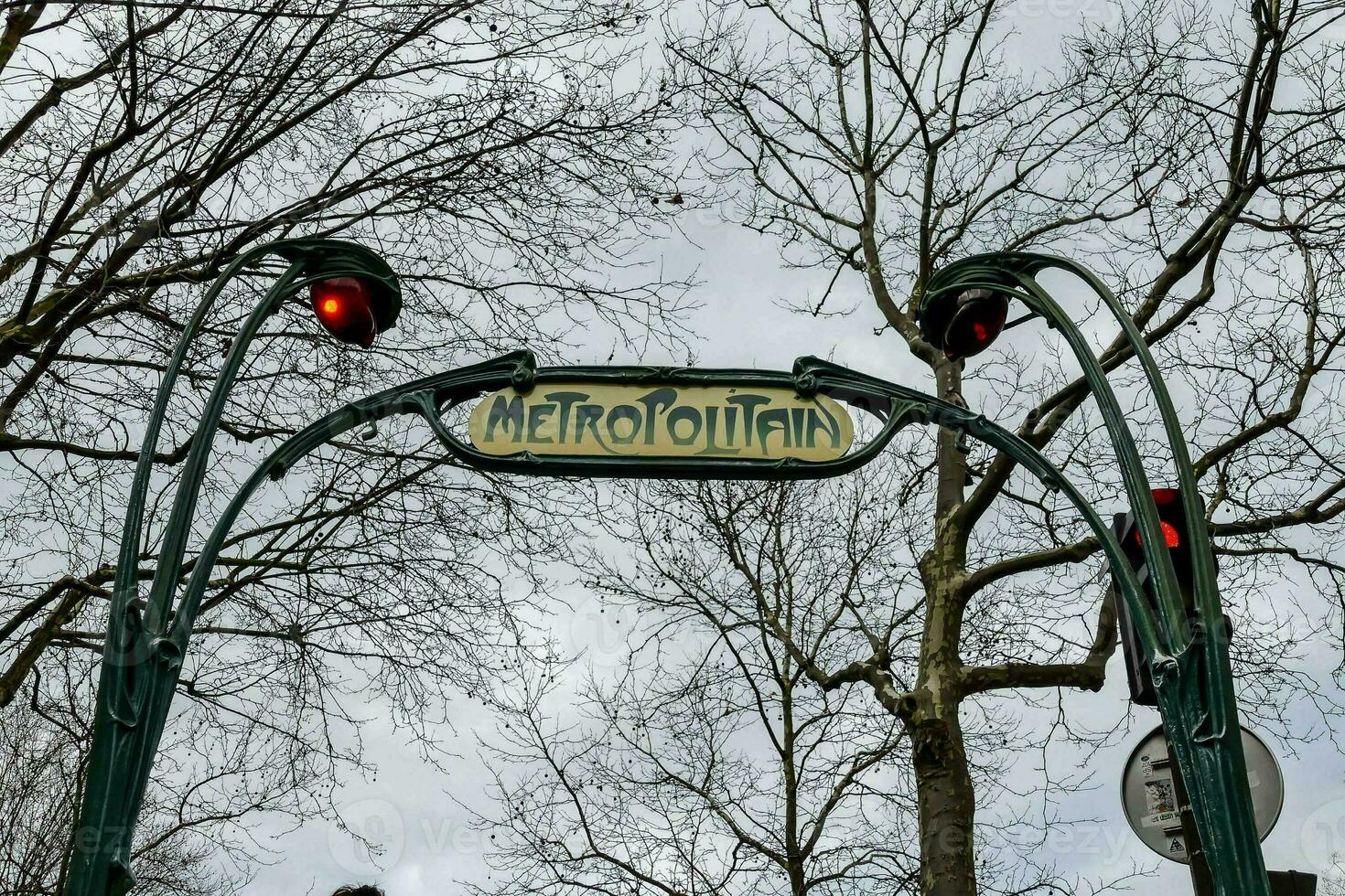 a sign that says metropolitan in french photo