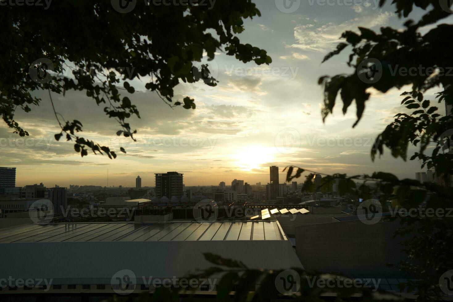 oscuro azul nube con blanco ligero cielo antecedentes y ciudad ligero medianoche noche hora foto