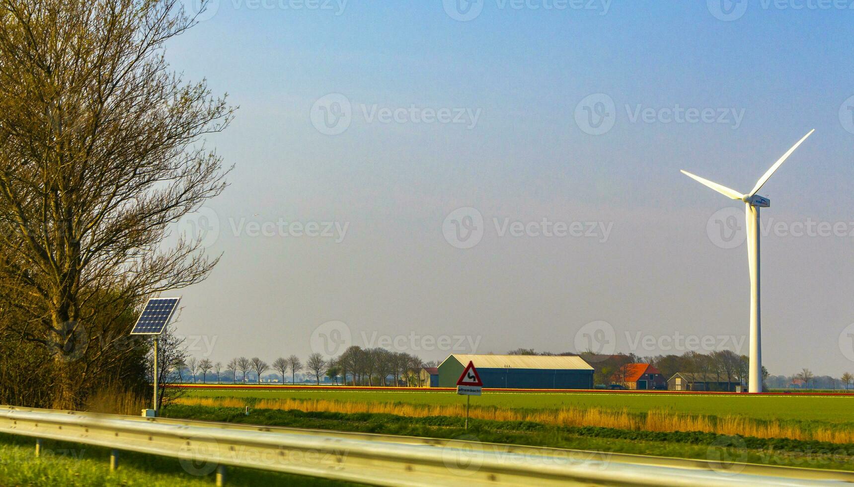viento turbinas en campos en el campo en norte Holanda Países Bajos. foto