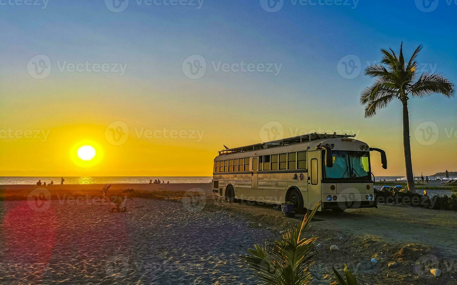 camper autobús coche a puesta de sol en puerto escondido oaxaca México. foto