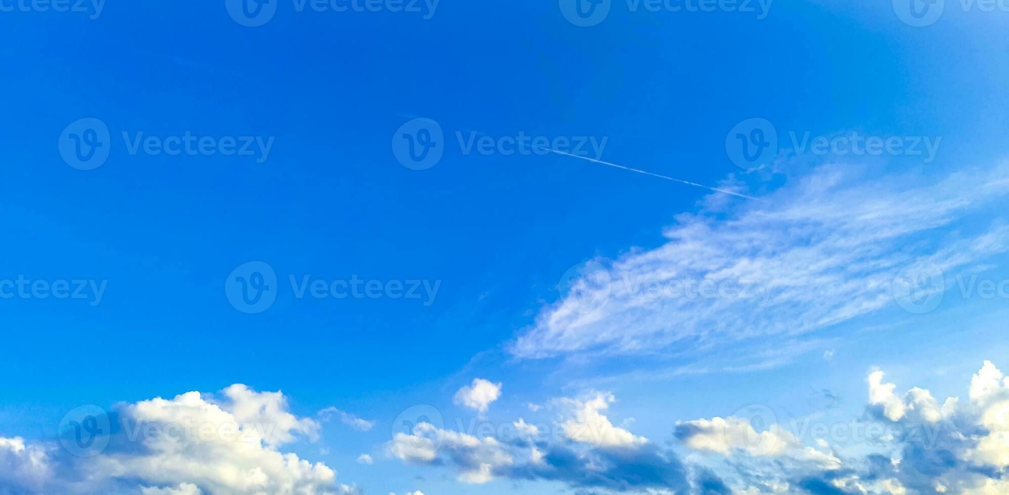 cielo azul con estelas químicas químicas nubes cúmulos ondas escalares cielo. foto