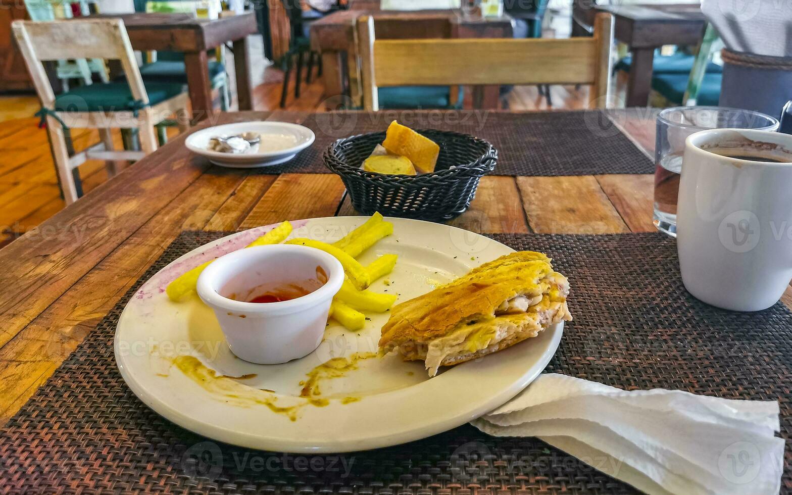 junquillo emparedado brindis un pan con pollo tomate ensalada patatas papas fritas foto