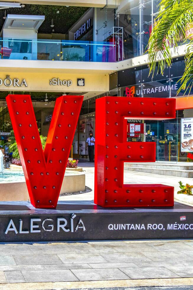 playa del carmen quintana roo mexico 2021 rojo amor letras firmar símbolo en playa del carmen México. foto