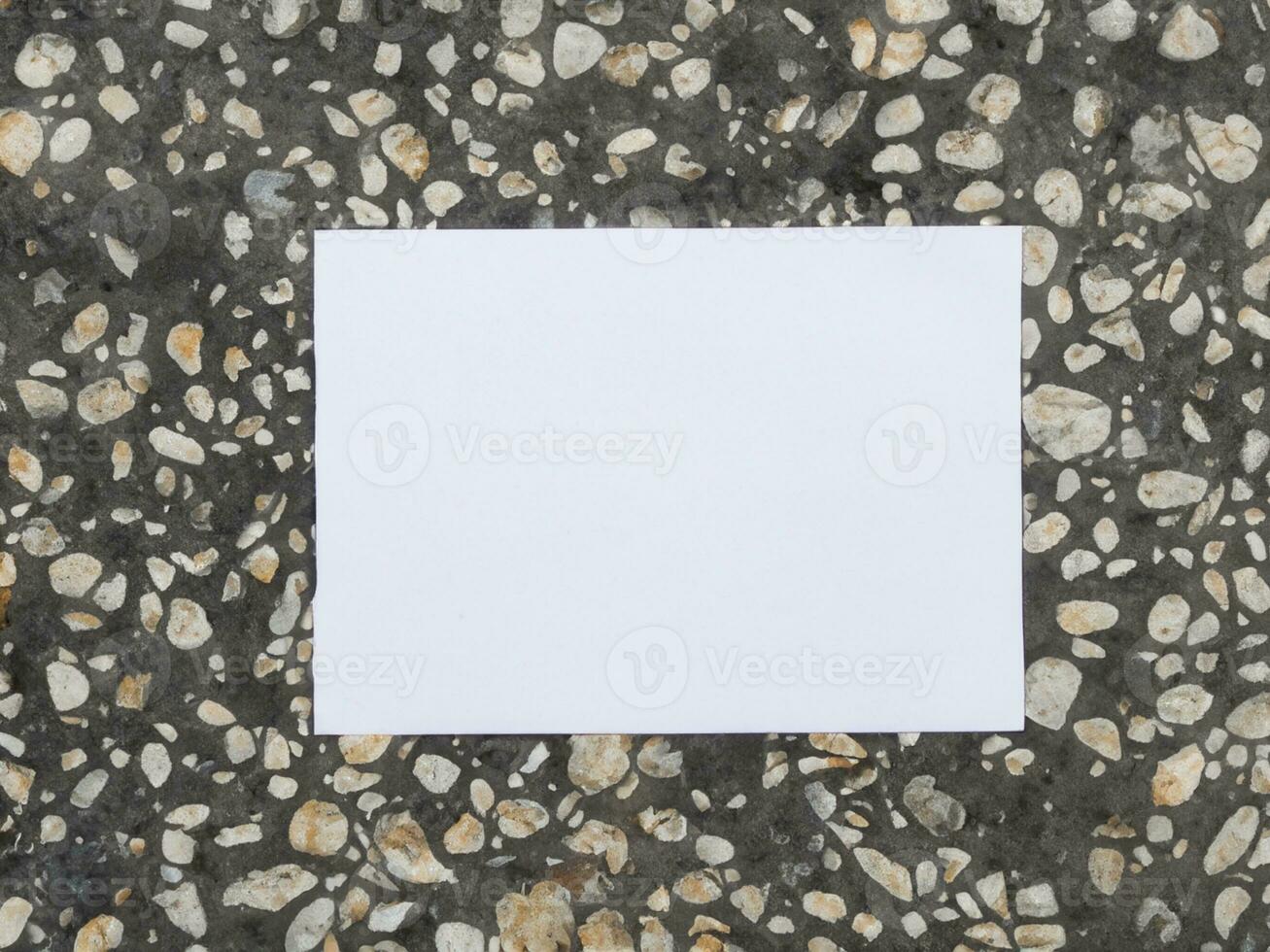 blanco papel tarjeta en Roca pared antecedentes foto