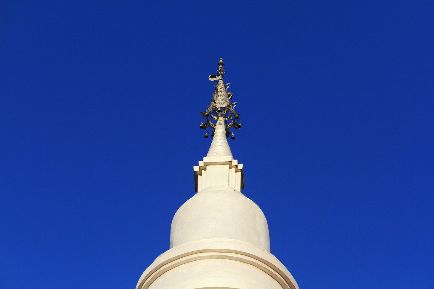 patrimonio blanco pagoda situado en el bosque y en el montaña y azul cielo en del Norte de Tailandia foto