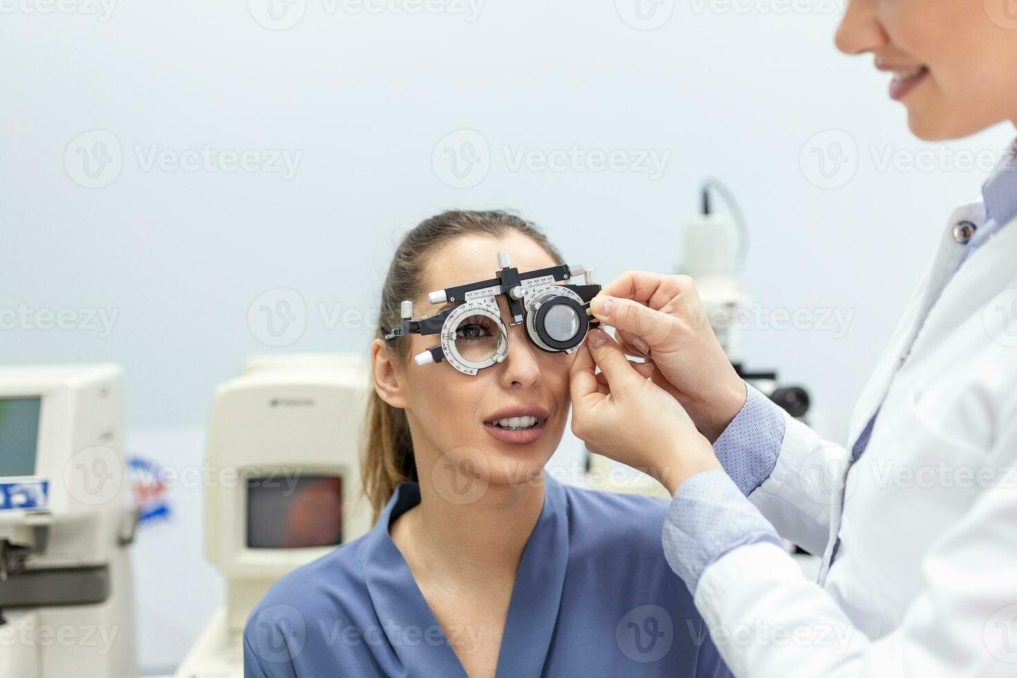 comprobación de la salud ocular con equipo oftalmológico en el laboratorio. usando un oculista de dispositivos especiales tratando de mejorar la visión de una niña bonita. trabajar con dispositivos médicos para la salud ocular. foto