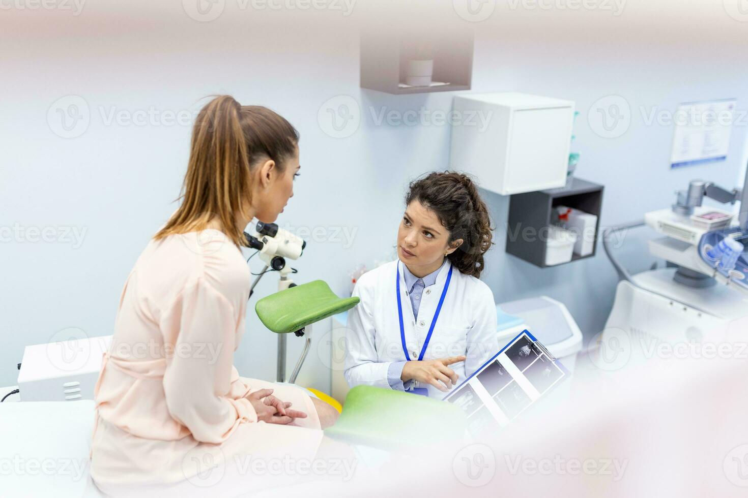 ginecólogo médico y un paciente en un ginecológico silla. preventivo recepción, preparación para médico examen, el embarazo gestión, salud cuidado ginecología controlar foto