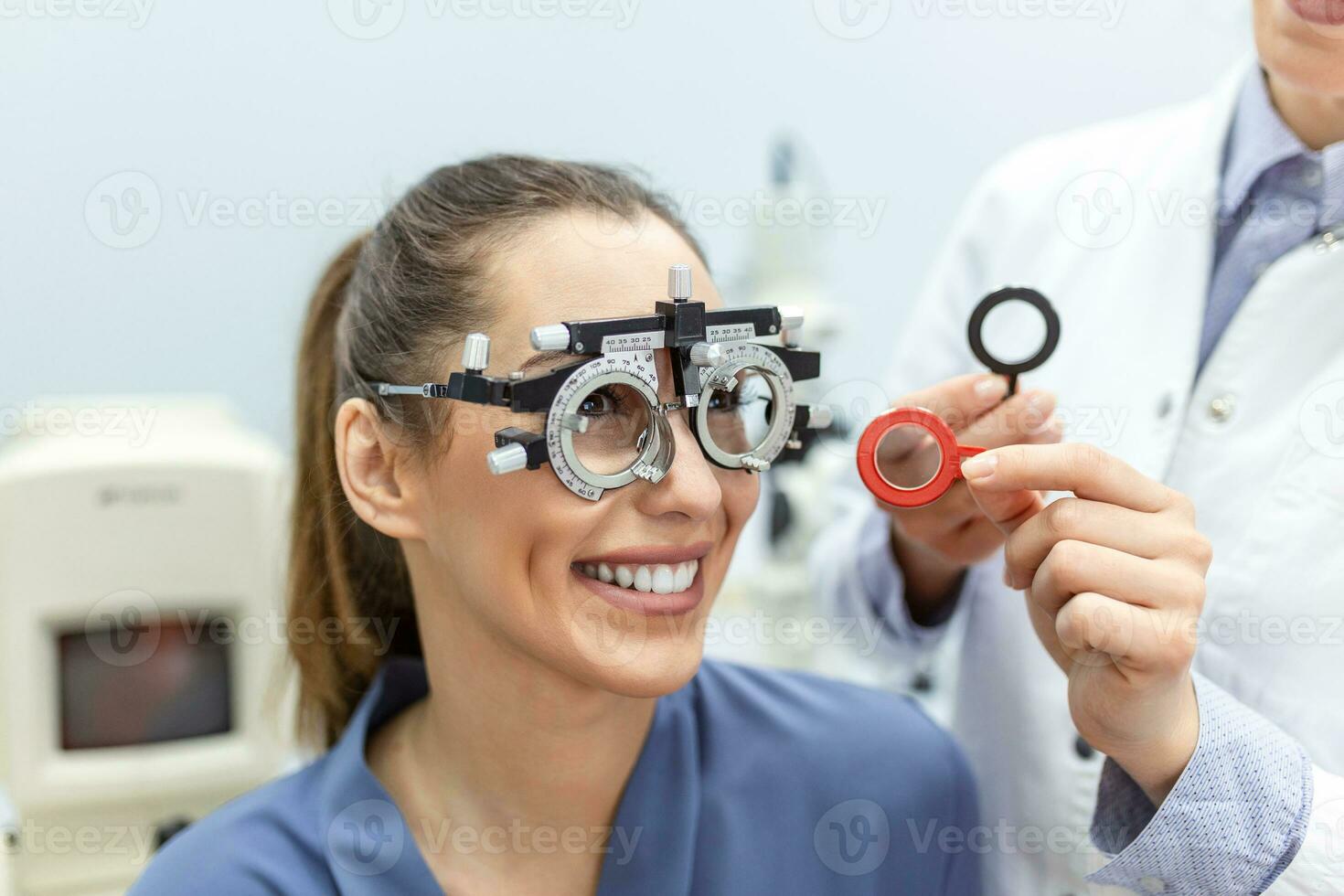 oftalmólogo que examina a la mujer con marco de prueba de optometrista. paciente femenina para comprobar la visión en la clínica oftalmológica foto
